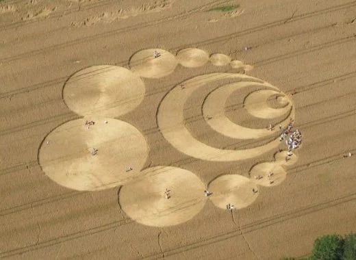 Crop circles : entre art et ufologie